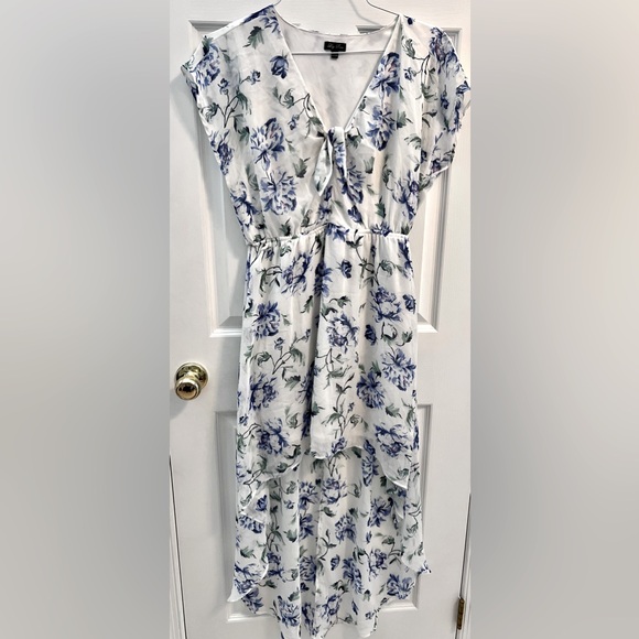 Lily Rose Dresses & Skirts - Lily Rose hi/low white dress w/blue flowers no sleeves Vneck & tie (junior’s L)